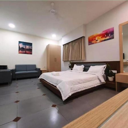 Hotel Seven Ahmedabad Esterno foto