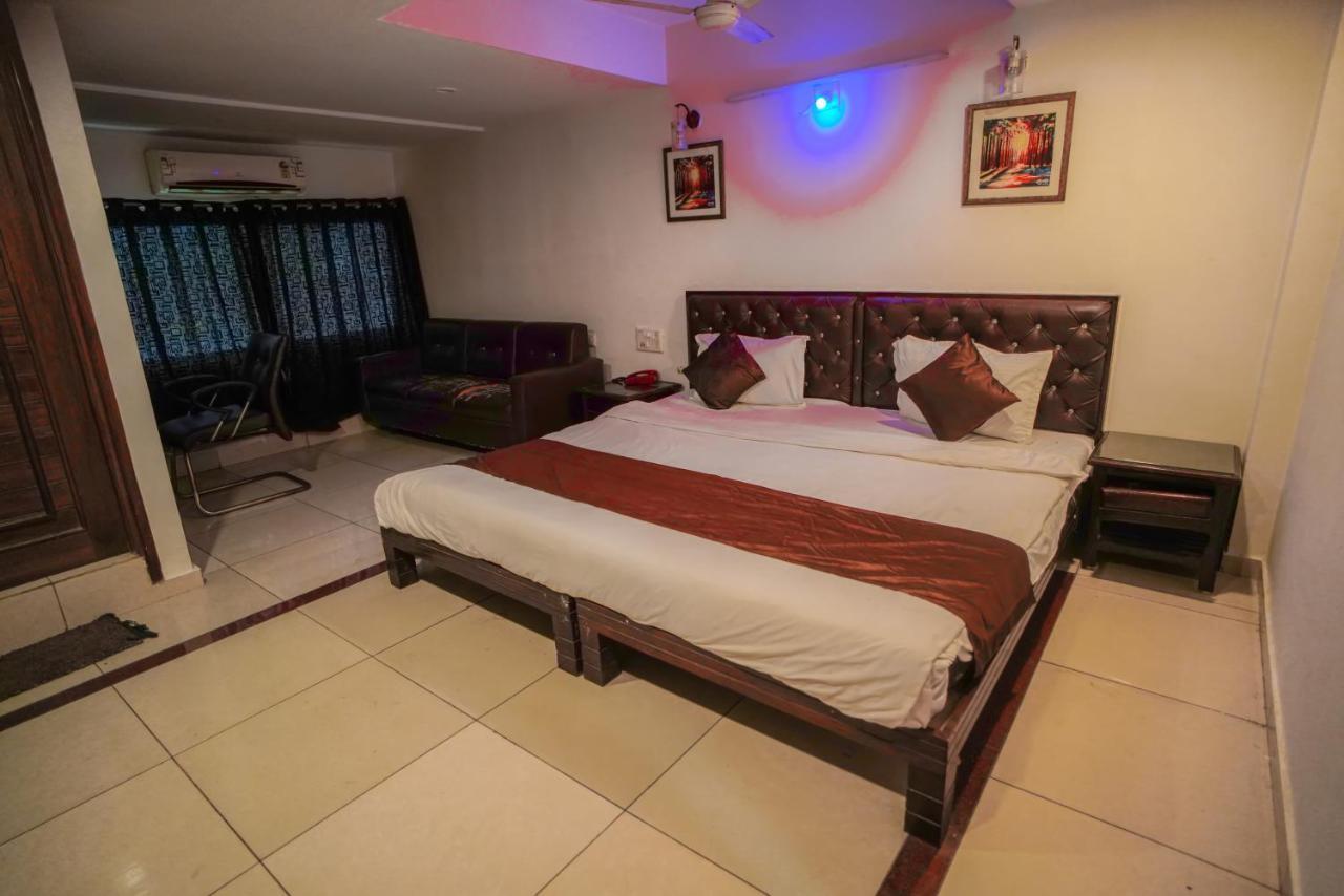 Hotel Seven Ahmedabad Esterno foto