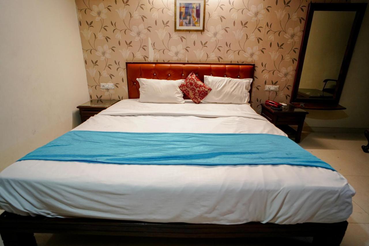Hotel Seven Ahmedabad Esterno foto