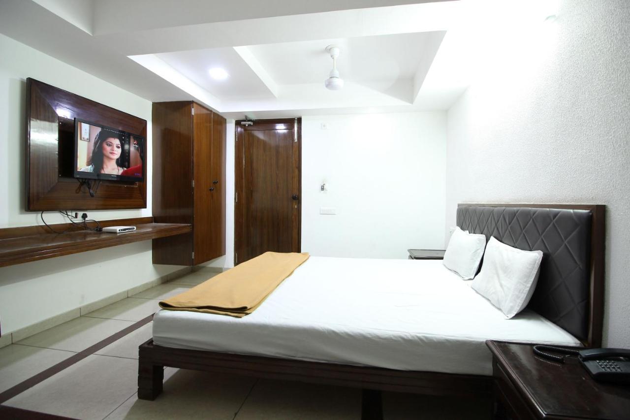 Hotel Seven Ahmedabad Esterno foto