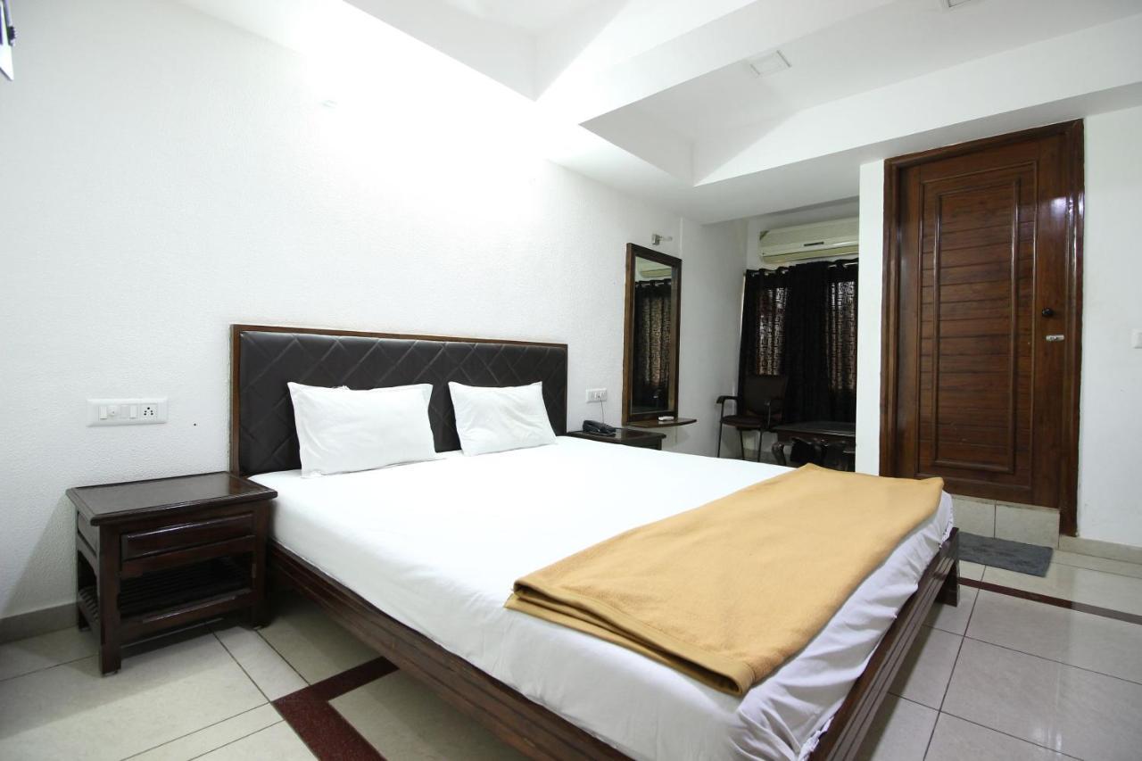 Hotel Seven Ahmedabad Esterno foto