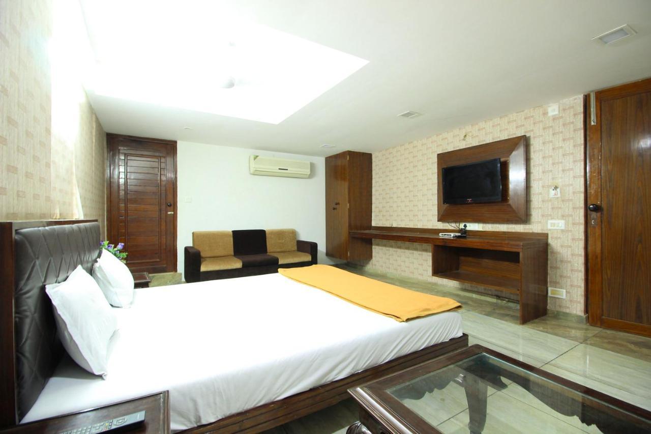 Hotel Seven Ahmedabad Esterno foto