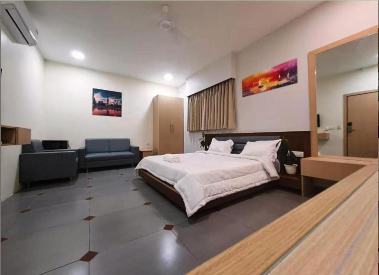 Hotel Seven Ahmedabad Esterno foto