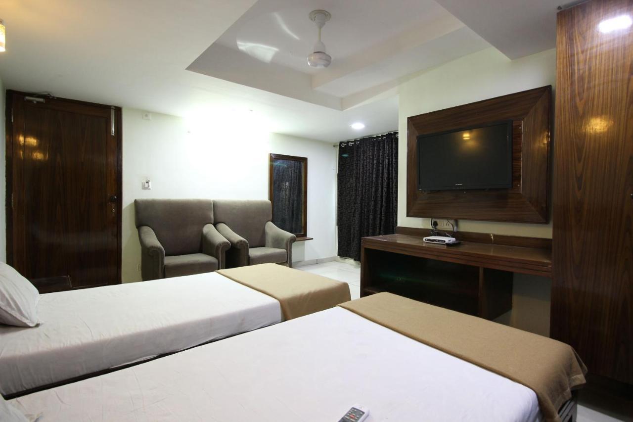 Hotel Seven Ahmedabad Esterno foto