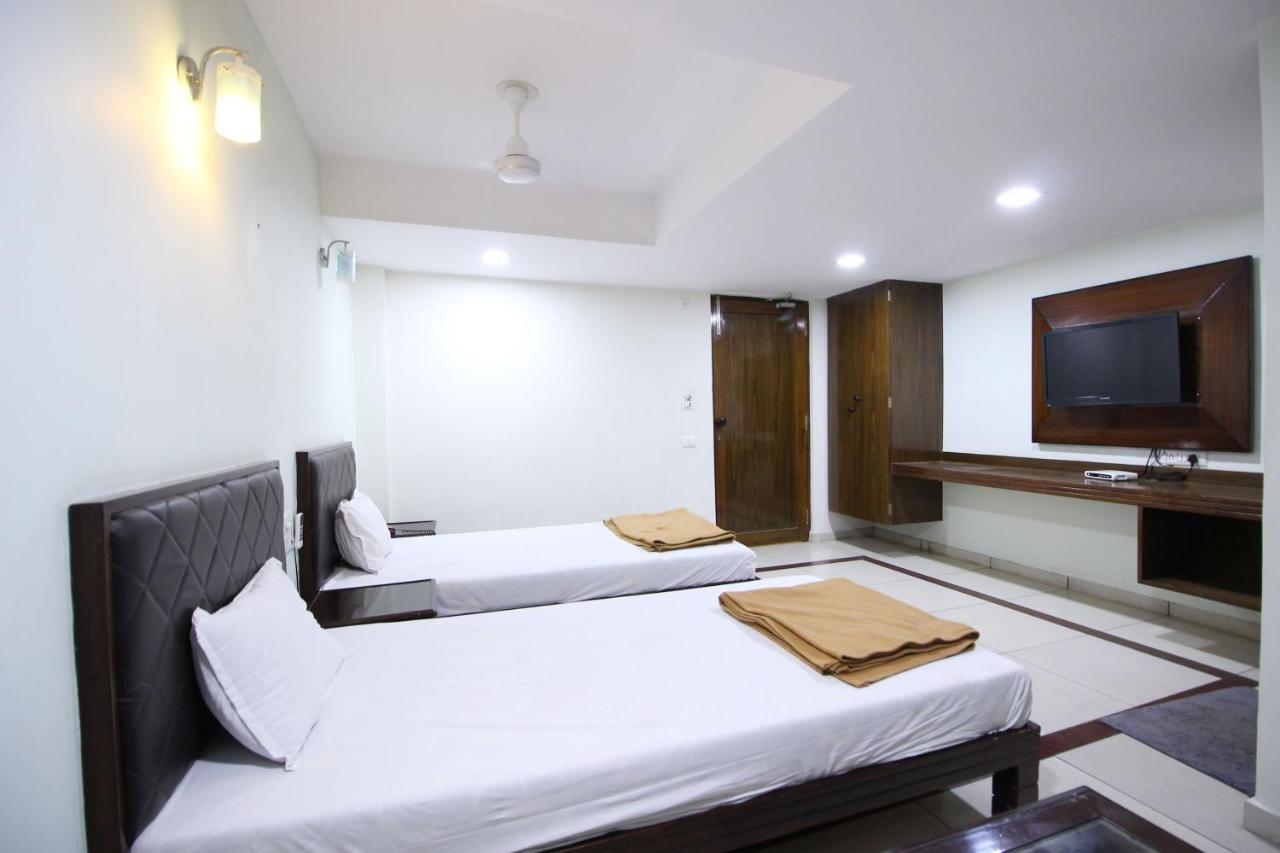 Hotel Seven Ahmedabad Esterno foto
