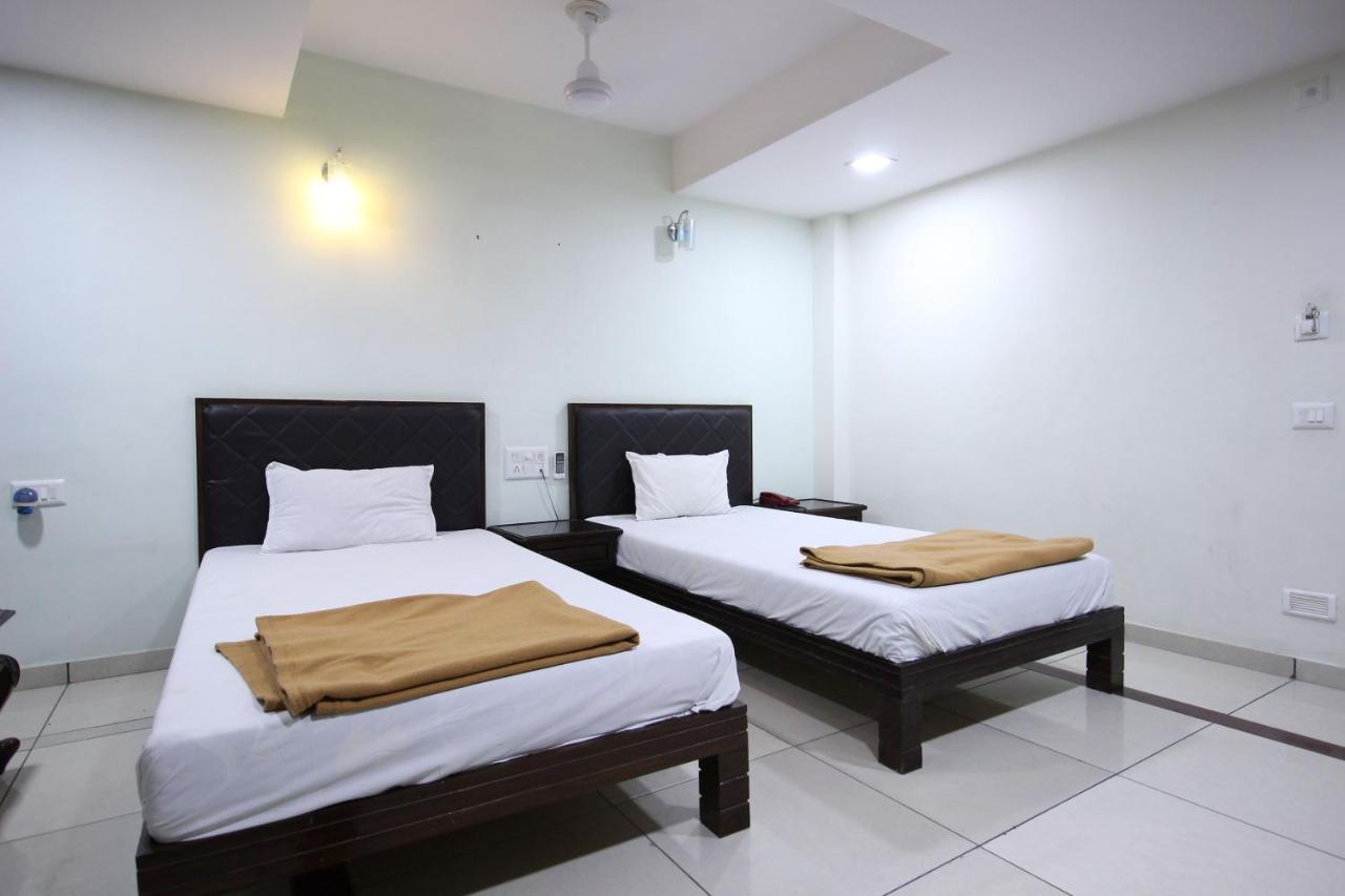 Hotel Seven Ahmedabad Esterno foto