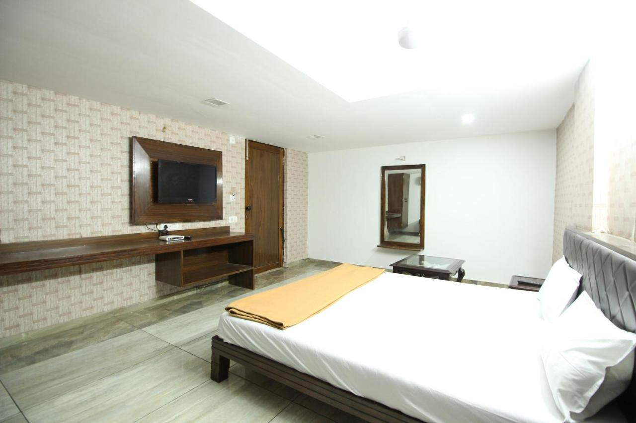 Hotel Seven Ahmedabad Esterno foto
